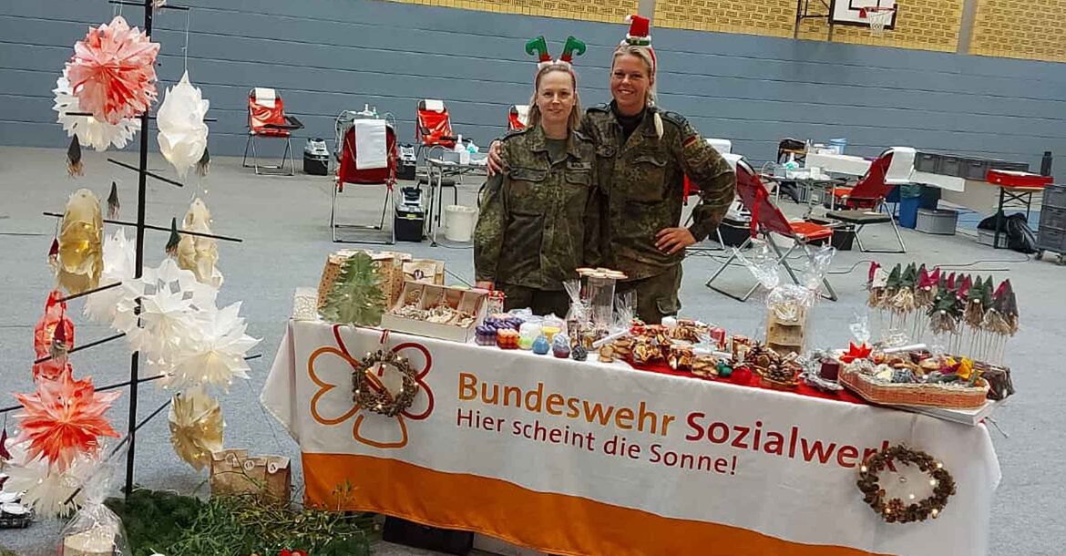 Ruhe vor dem Sturm: Stabsfeldwebel Katja Müller (li.) und Hauptfeldwebel Marie Schröder freuen sich auf die Gäste des traditionellen Weihnachtsbasars. 