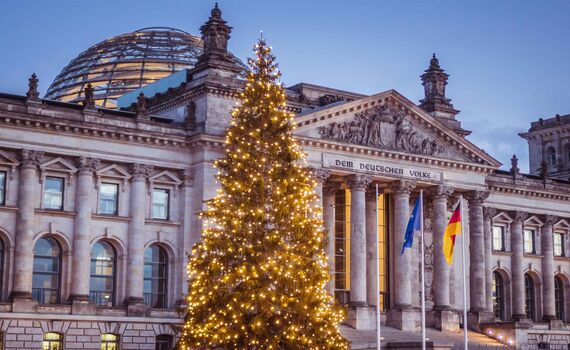 Festlich beleuchteter Weihnachtsbaum vor dem Reichstagsgebäude am Platz der Republik in Berlin 